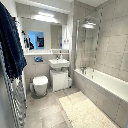 High-spec 1x Large Bedroom Apartment London