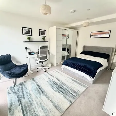 High-spec 1x Large Bedroom Apartment