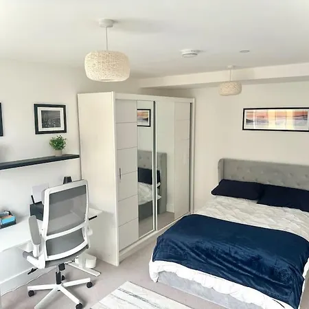 High-spec 1x Large Bedroom *