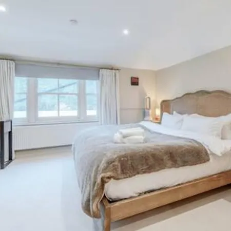 Fabulous Oasis For Unique Experience In Clapham