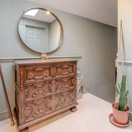Fabulous Oasis For Unique Experience In Clapham London