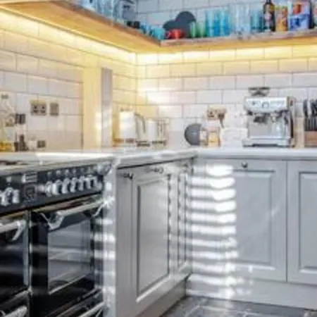 Fabulous Oasis For Unique Experience In Clapham