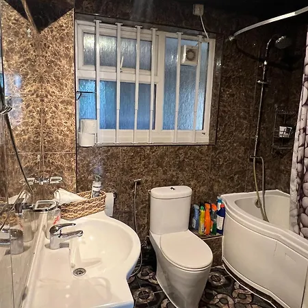 2 Bedroom Flat In Zone 1 East With Parking Appartamento