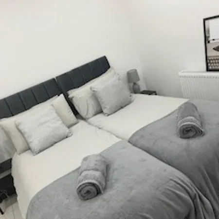 Urban Sleeps 6 Private Garden-family Pet Friendly * Croydon