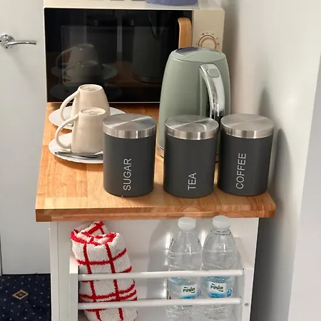 Homestay Quite In Hornchurch Near Station On Elizabeth Line To And From Heathrow Airport *