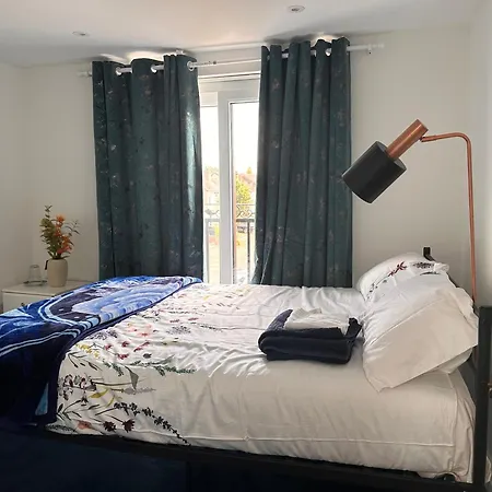 Homestay Quite In Hornchurch Near Station On Elizabeth Line To And From Heathrow Airport Romford