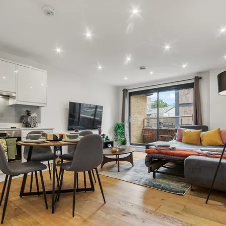 A Vibrant 2 Bed & 2 Bath In Old Street Zone 1 *