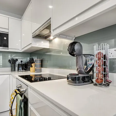 A Vibrant 2 Bed & 2 Bath In Old Street Zone 1