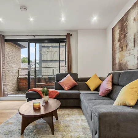A Vibrant 2 Bed & 2 Bath In Old Street Zone 1
