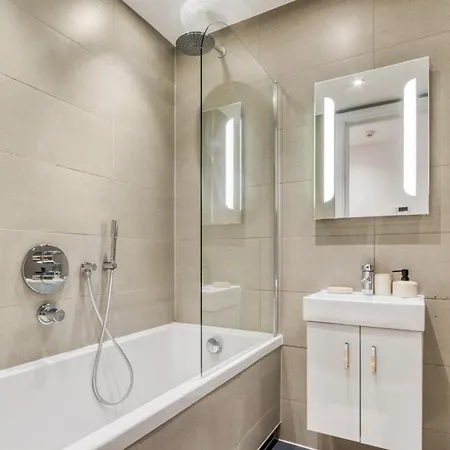 A Vibrant 2 Bed & 2 Bath In Old Street Zone 1 Appartamento