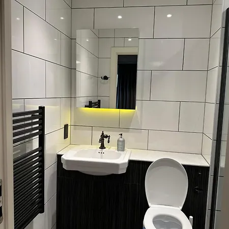 Stylish Two Bedroom Apartment! * London
