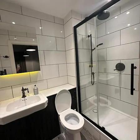 Stylish Two Bedroom Apartment! Apartment London