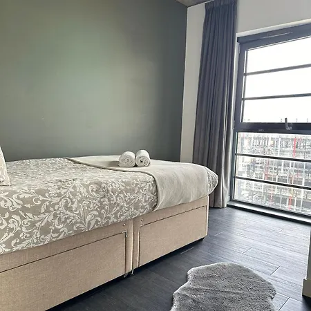 Apartment Stylish Two Bedroom Apartment! London