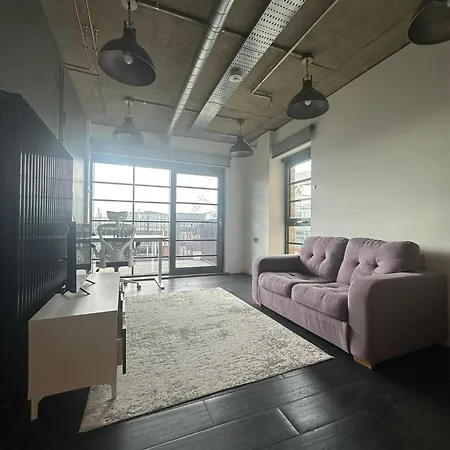 Stylish Two Bedroom Apartment! London