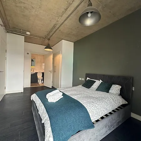 Apartment Stylish Two Bedroom Apartment!