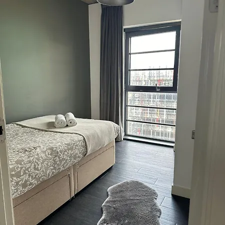 Stylish Two Bedroom Apartment! Apartment London