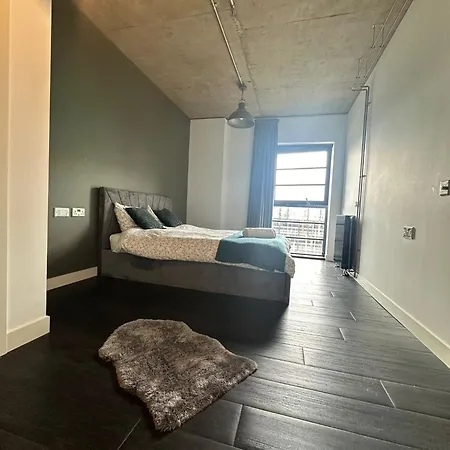 Stylish Two Bedroom Apartment! * London