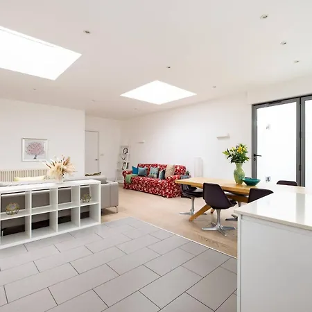 Wild Roses Serviced - Borough *