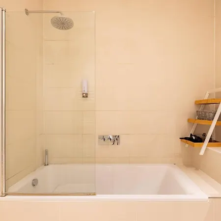 Wild Roses Serviced - Borough Apartment