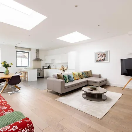 Wild Roses Serviced - Borough Apartment