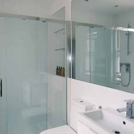 Spacious Duplex Flat West For Families & Groups アパート