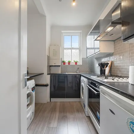 The Chalton Funk-in Kings Cross Apartment