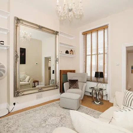 Cozy 2br Flat Sleeps 3 *