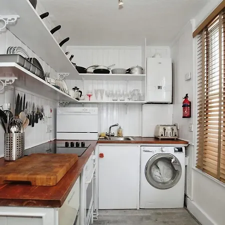 Cozy 2br Flat Sleeps 3 *