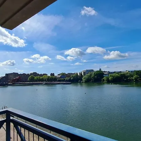 Wapping 700sqft 2 Bedroom - South Facing Dockside Views - Secure Parking Appartement *