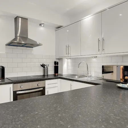 Contemporary Oasis In Paddington *