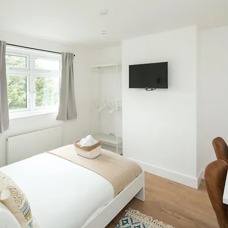 Private In Modern And Stylish House Beckenham