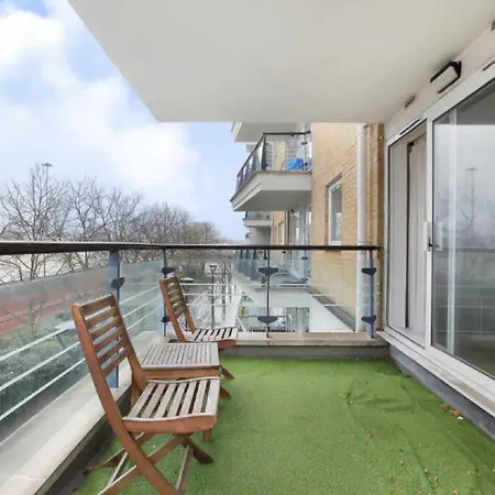 2 Bedroom Flat In Riverside West * Londra