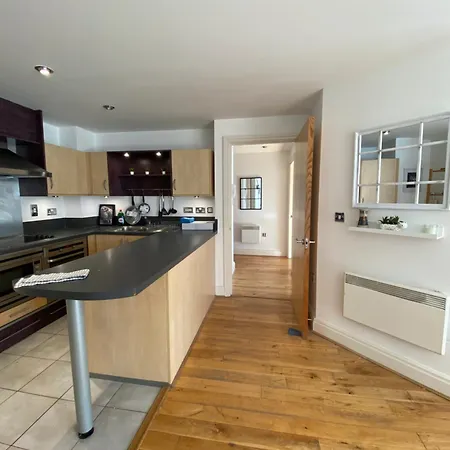 2 Bedroom Flat In Riverside West Londra