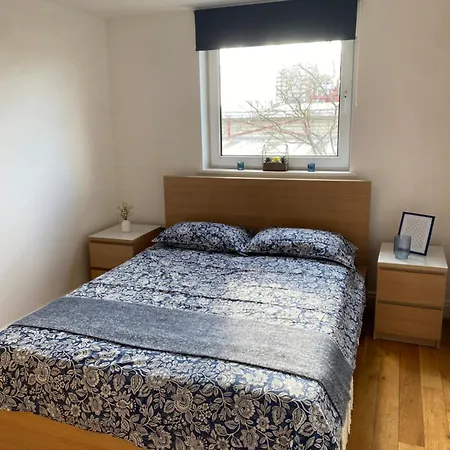 2 Bedroom Flat In Riverside West Appartamento