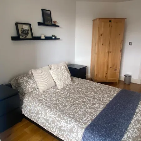 2 Bedroom Flat In Riverside West *