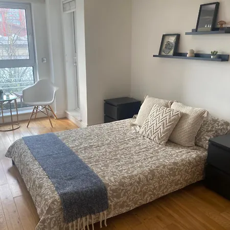 2 Bedroom Flat In Riverside West *