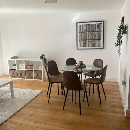 2 Bedroom Flat In Riverside West Londra