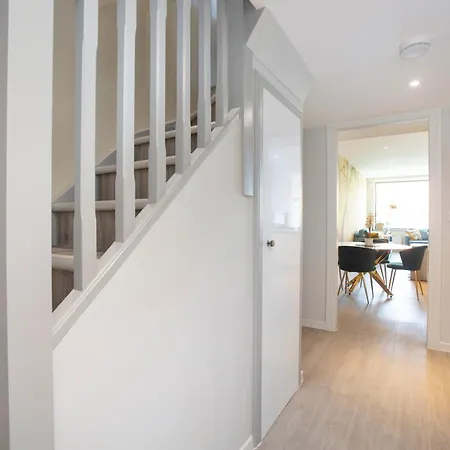 Palm Tree House - Birds Of Feather Orpington