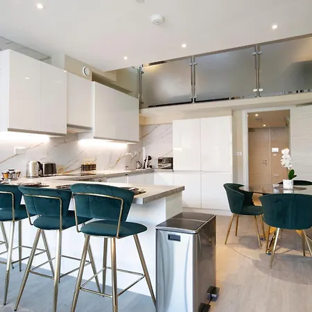 Palm Tree House - Birds Of Feather * Orpington