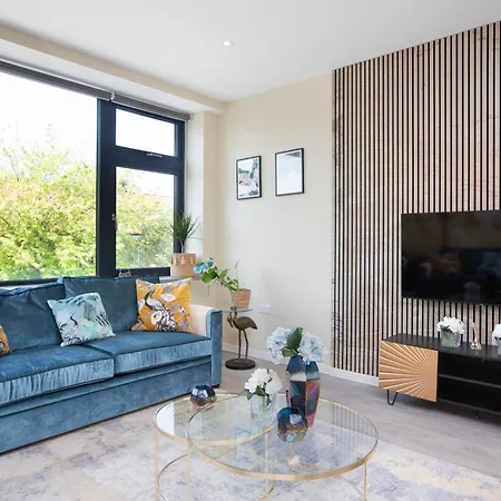 Palm Tree House - Birds Of Feather Orpington