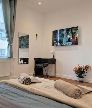 Stratford 4 Bedroom Apartment *