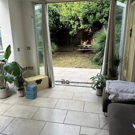 Modern, Spacious 1 Bedroom Garden Flat Sw18 *