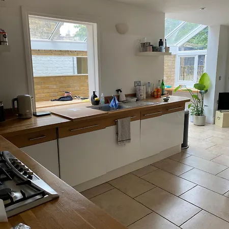 Modern, Spacious 1 Bedroom Garden Flat Sw18 Apartment
