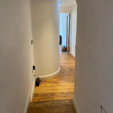 Modern, Spacious 1 Bedroom Garden Flat Sw18 Apartment *
