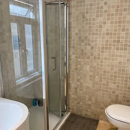 Modern, Spacious 1 Bedroom Garden Flat Sw18 London