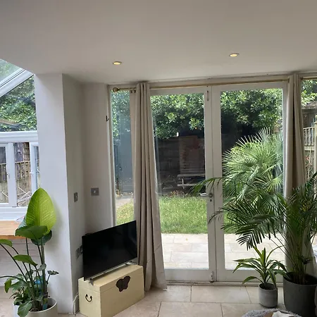 Modern, Spacious 1 Bedroom Garden Flat Sw18 Apartment London