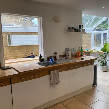 Modern, Spacious 1 Bedroom Garden Flat Sw18 Apartment