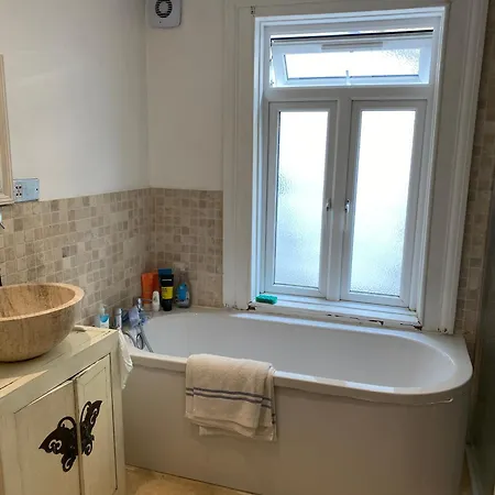 Apartment Modern, Spacious 1 Bedroom Garden Flat Sw18 *
