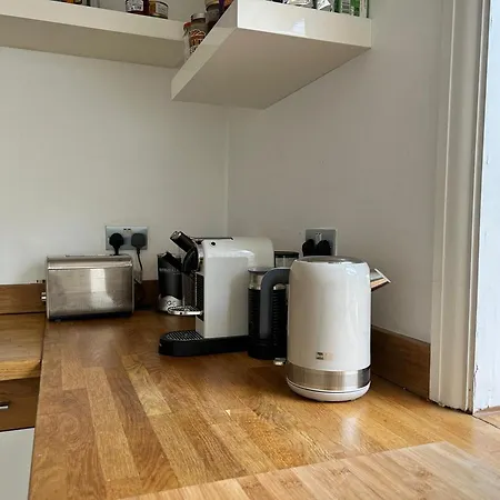 Modern, Spacious 1 Bedroom Garden Flat Sw18 Apartment *