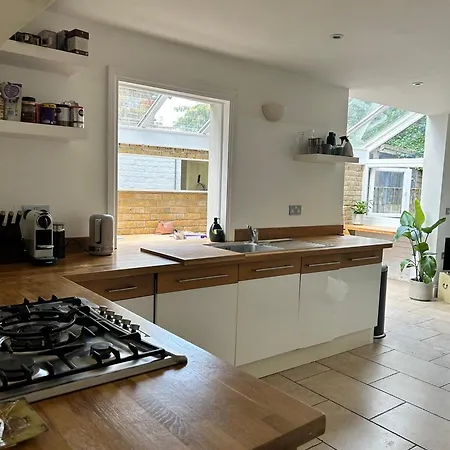 Modern, Spacious 1 Bedroom Garden Flat Sw18